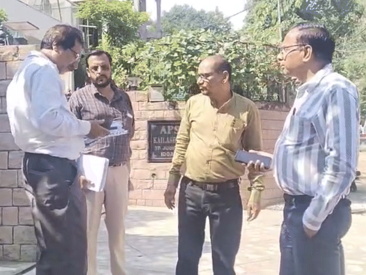 SIR की प्रोसेस को पूरा करते बीएलओ।