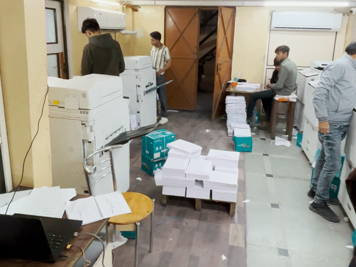 एमजी कॉमर्शियल फर्म में गणना पत्रक छपाई का काम तेजी से हो रहा है।