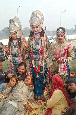 यात्रा के रास्ते में सीता-राम की झांकी भी तैयार की गई थी। भक्त रुक-रुक कर उनके आशीर्वाद लेते नजर आए।