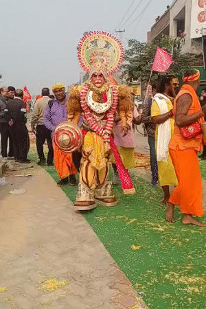 पदयात्रा में एक भक्त हनुमान की वेशभूषा में पहुंचा। आसपास के लोगों ने उस पर फूल बरसाए।