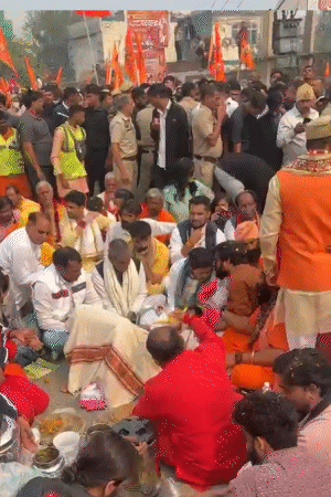 धीरेंद्र शास्त्री की पदयात्रा में घुसा युवक:  गले में लटक रहा था पुलिस का फर्जी आईकार्ड; बागेश्वर धाम की फिर तबीयत बिगड़ी – Mathura News