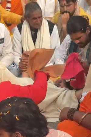 पदयात्रा के दौरान धीरेंद्र शास्त्री की अचानक तबीयत बिगड़ गई। वे सड़क पर ही लेट गए।