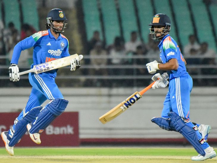 तिलक वर्मा और ऋतुराज गायकवाड ने इंडिया-ए को 100 रन के पार पहुंचाया।