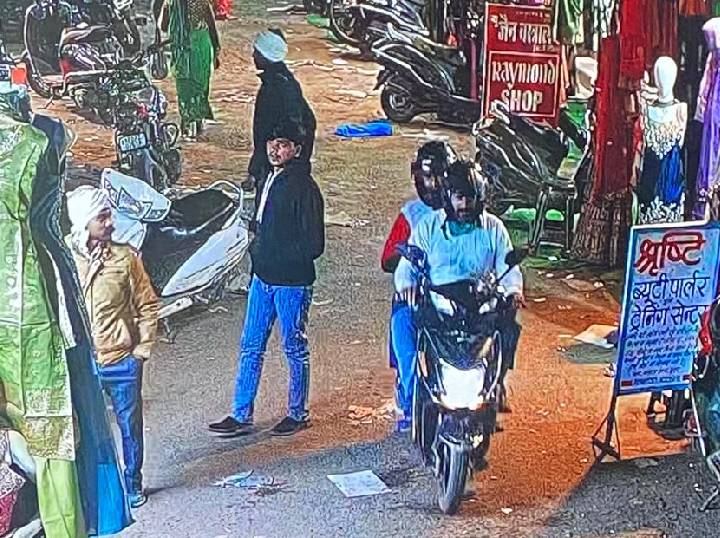 स्कूटी सवार के चेहरे सीसीटीवी में कैद हो गए।