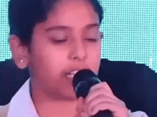 अपने पापा की रिलीज होने वाली मूवी के बारे बताती जवंदा की बेटी अमानत कौर।