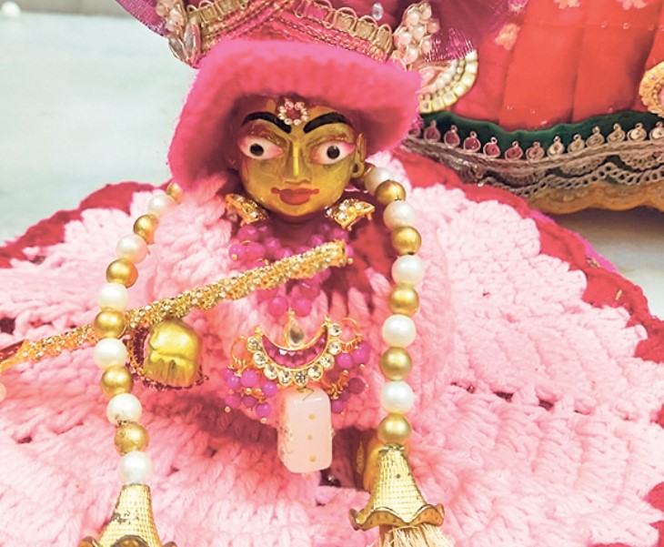 मंदिरों में विराजित देवी-देवताओं को गर्म वस्त्र पहनाए जा रहे हैं।