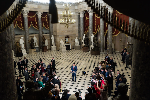 बुधवार को विधेयक पारित किए जाने के बाद स्पीकर माइक जॉनसन बयान जारी करते हुए।