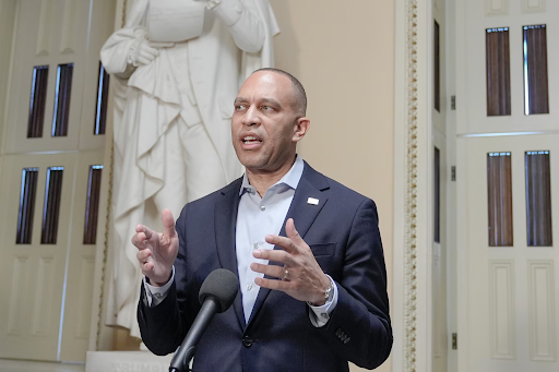 सदन में बोलते हुए अल्पसंख्यक लीडर हकीम जेफ्रीज।