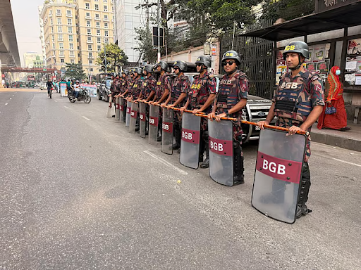 13 नवंबर 2025 को ढाका में अंतर्राष्ट्रीय अपराध न्यायाधिकरण के बाहर पहरा देते हुए सैनिक।