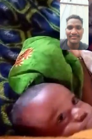 एक दिन पहले मासूम ने वीडियो कॉल पर अपने पिता से बात की थी।