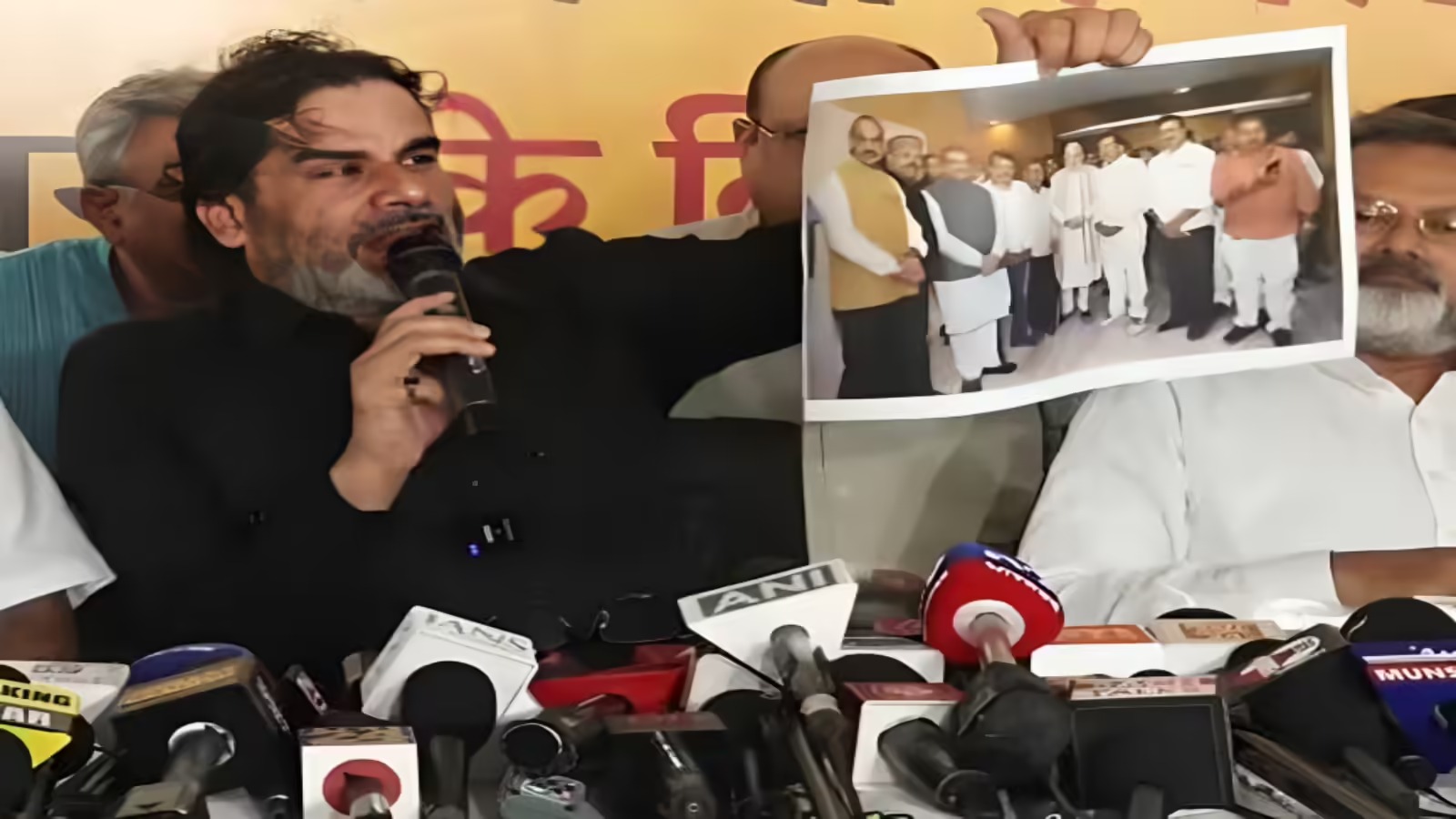 प्रशांत किशोर ने चुनाव के दौरान गृह मंत्री अमित शाह पर अपने प्रत्याशियों पर दबाव डालने का आरोप लगाया था।