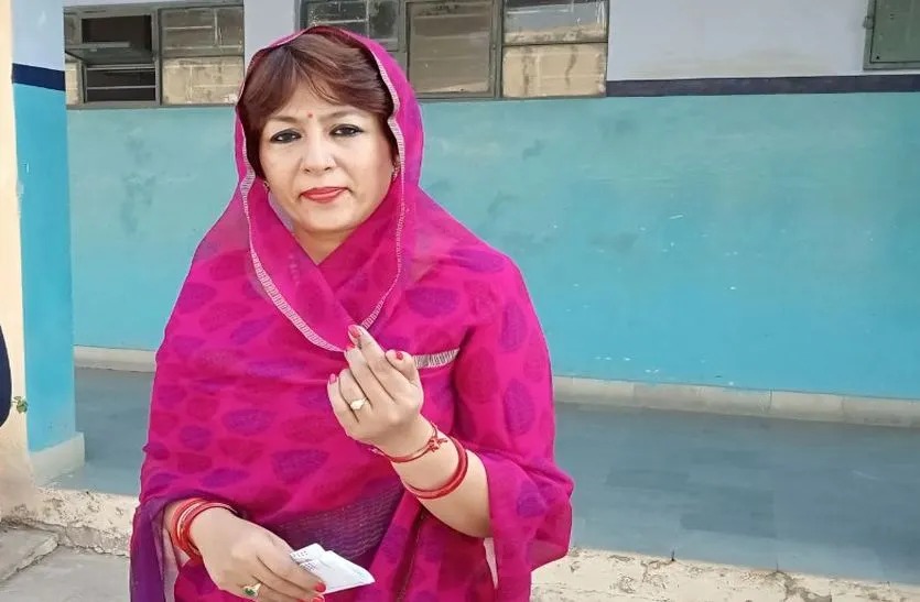 भंवर जितेंद्र सिंह की पत्नी अंबिका सिंह। याचिकाकर्ता का कहना है कि पूर्व मंत्री ने पत्नी के लिए पेटिंग ली थी। फाइल फोटो।