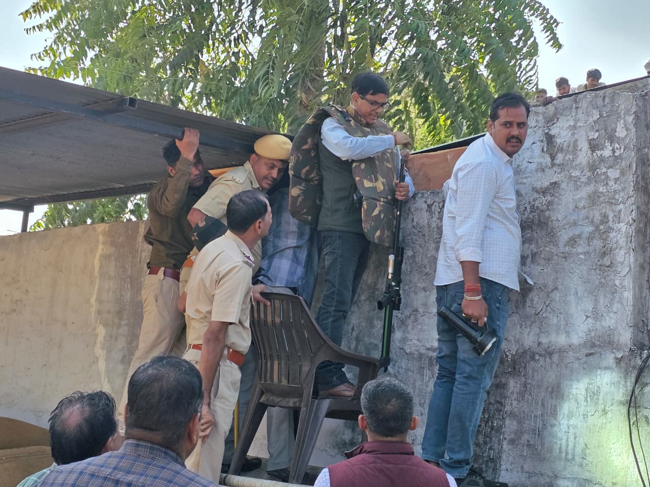 दोपहर करीब 1ः40 बजे जयपुर से टीम मौके पर पहुंची। लेपर्ड को ट्रेंकुलाइज करने के लिए अपना सेटअप लगाया।