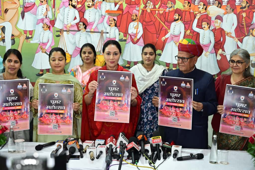 उप मुख्यमंत्री दीया कुमारी ने राजस्थान धरोहर प्राधिकरण के अध्यक्ष ओंकार सिंह लखावत और पर्यटन आयुक्त रुक्मणि रियाड़ के साथ मिलकर ‘घूमर फेस्टिवल 2025’ का पोस्टर लॉन्च किया।
