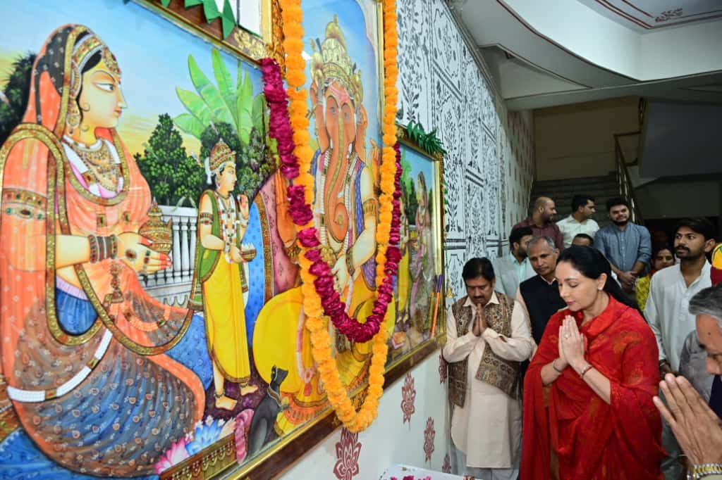 कार्यक्रम की शुरुआत पर्यटन भवन के हॉल में गणेश भित्ति चित्र पूजन से हुई।