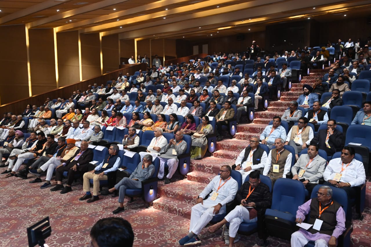 संघ प्रमुख ने कहा कि सहकार, कृषि और उद्योग हमारे विकास के आधार स्तंभ हैं।