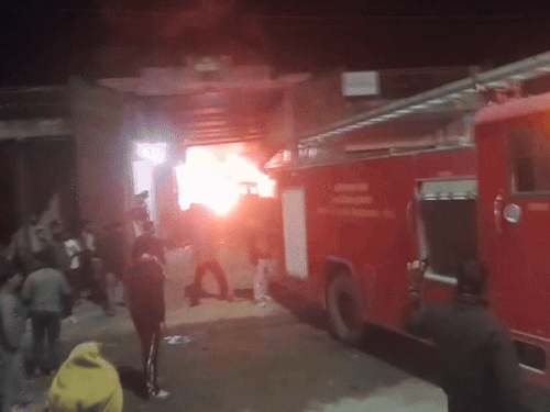 सात गाड़ियों ने दो-दो फेरे लगाए उसके बाद जाकर आग पर काबू पाया जा सका।