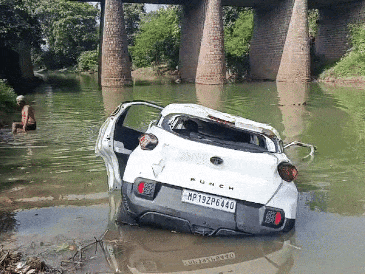 Satna doctor dies after car plunges into Barua river Villagers rescue ...