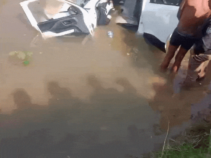 Satna doctor dies after car plunges into Barua river Villagers rescue ...