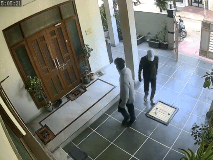 फुटेज में दो नकाबपोश बदमाश घर का मैन गेट खोलकर घुसते हुए नजर आ रहे है।