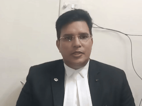 सरकारी वकील हरदीप कुमार केस के बारे में जानकारी देते हुए।