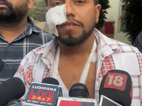 जानकारी देते हुए 'धीर दी हट्टी' के मालिक