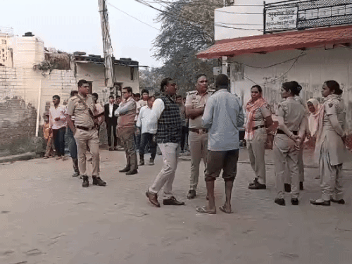पुलिस की मौजूदगी में शांतिपूर्वक निकली बारात।
