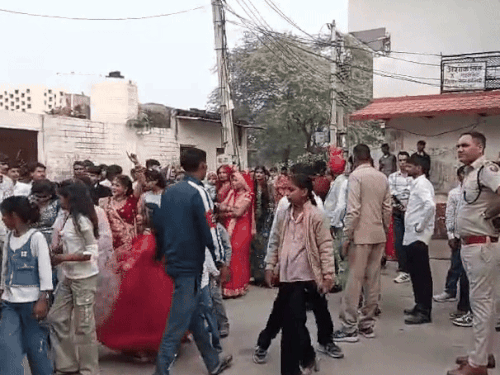 पुलिस की मौजूदगी में डीजे पर नाचते बराती।