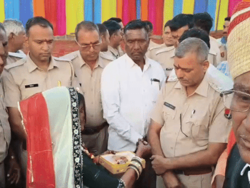 पीसांगन थाना प्रभारी प्रहलाद सहाय को मिठाई खिलाकर कराया मुंह मीठा।