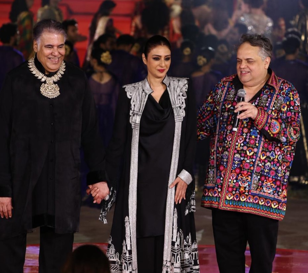 तबू ने संदीप खोसला, अबू जानी के साथ भी रैंप वॉक की।