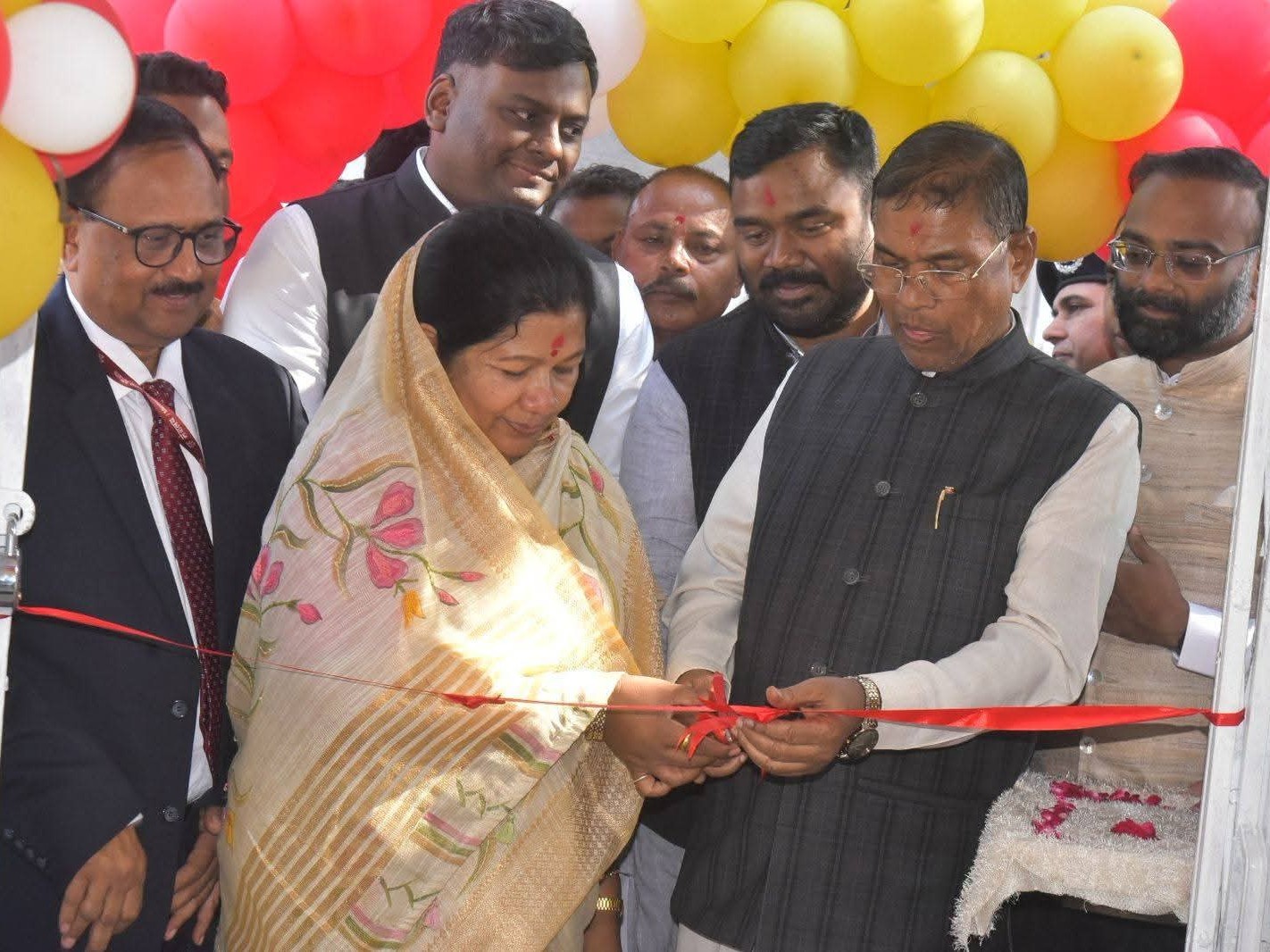 पीएचई मंत्री और सांसद ने शिलापट्ट का अनावरण और फीता काटकर इसका उद्घाटन किया।