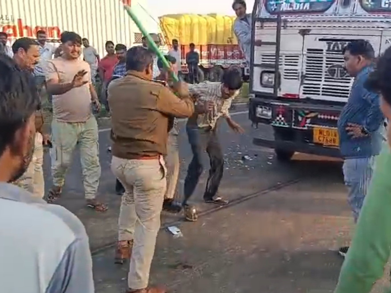 Humayan Ata Driver Truck overturned at Ata check point, driver created ruckus | अटा चेक ...