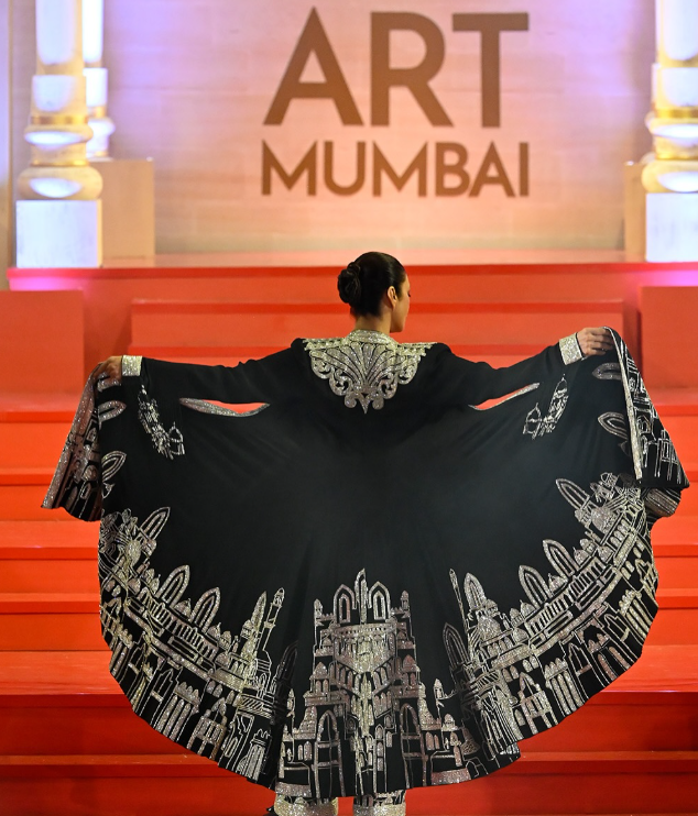 इस ब्लैक आउटफिट में सिल्वर एंब्रॉइडरी थी। जो अबू जानी, संदीप खोसला का न्यू एडिशन है।