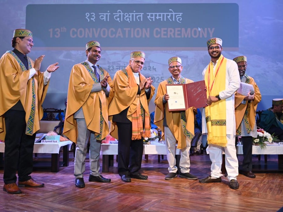 IIT मंडी के 13वें दीक्षांत समारोह में शोधार्थियों को डिग्रियां देते हुए मुख्य अतिथि।