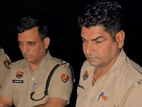 सूचना के बाद मौके पर पहुंचकर मामले की जांच करती पुलिस।