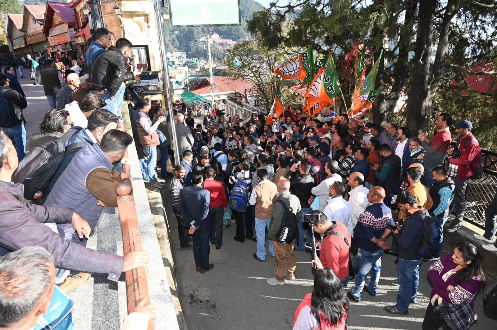 शिमला से सीटीओ चौक पर बिहार चुनाव में मिली जीत का जश्न मनाते हुए भाजपा नेता व वर्कर।