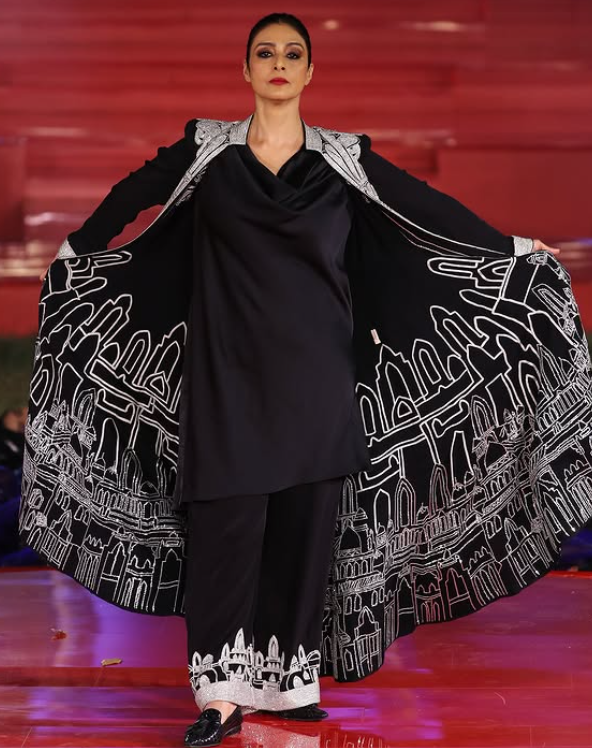 एक्ट्रेस तबू, फैशन डिजाइनर अबू जानी और संदीप खोसला के लिए शोज स्टॉपर बनी थीं।