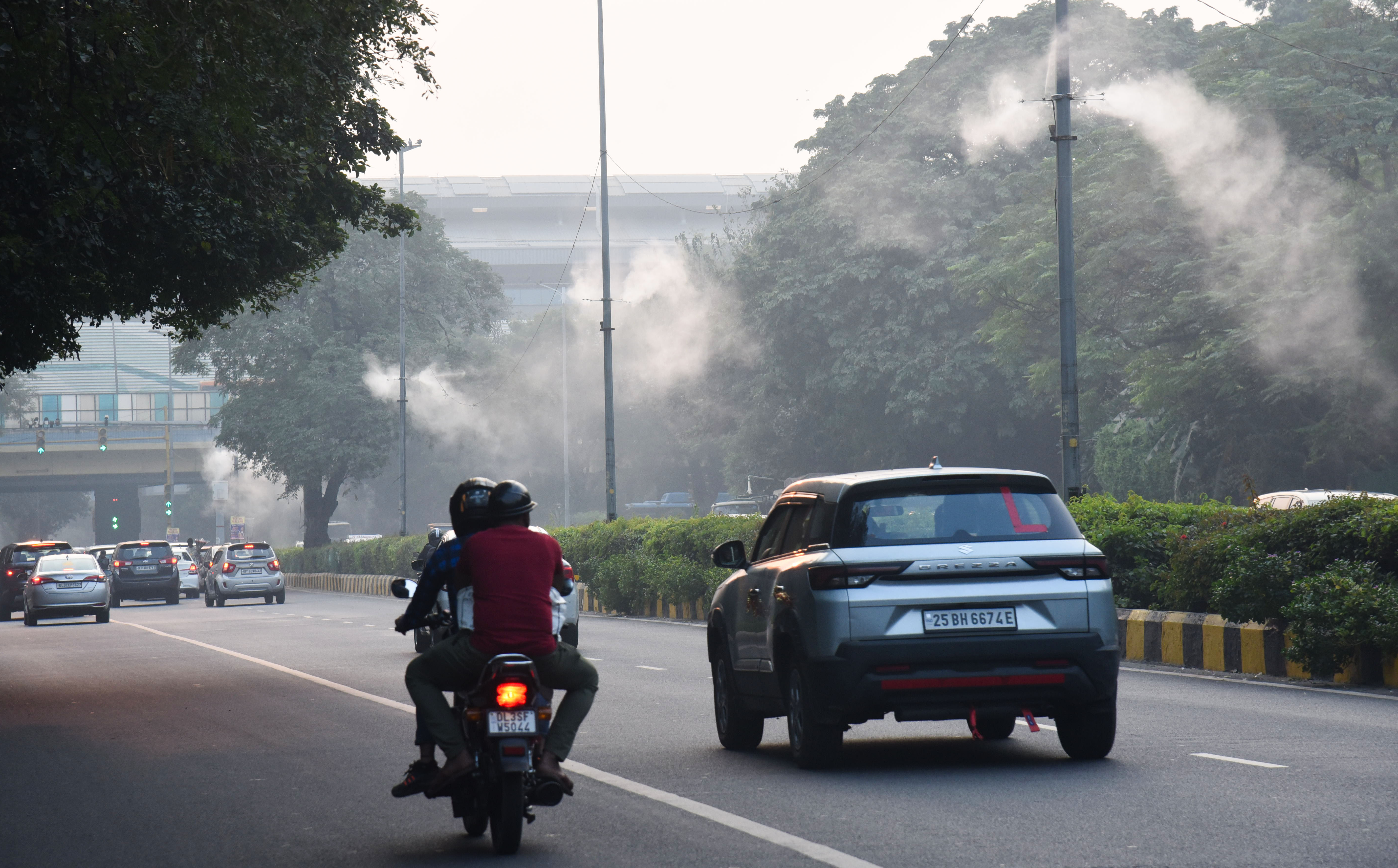 नई दिल्ली: वायु प्रदूषण को नियंत्रित करने के लिए शांति पथ पर वाटर स्प्रेयर लगाए गए हैं।