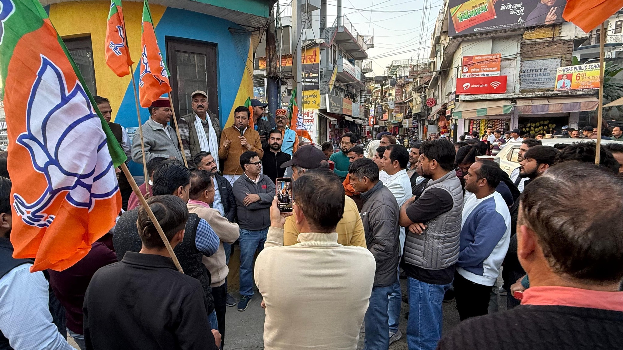 बिलासपुर के घुमारवी में जीत का जश्न मनाते हुए भाजपा कार्यकर्ता।