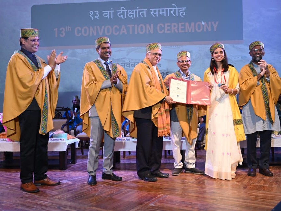 IIT मंडी के 13वें दीक्षांत समारोह में डिग्रियां देते हुए मुख्य अतिथि।