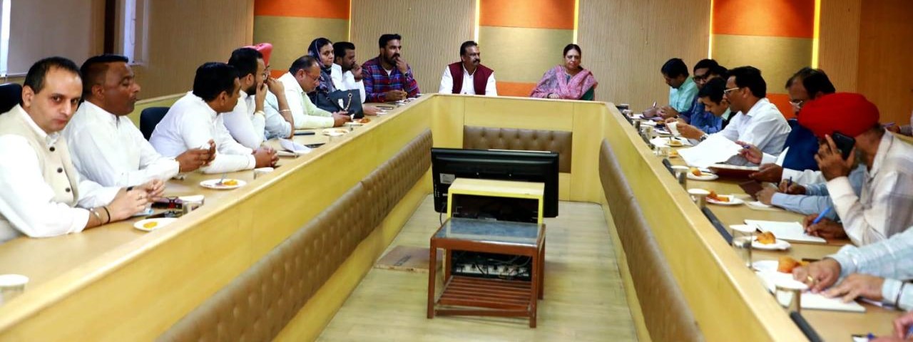 नगर निगम में दो दिन पहले भाजपा पार्षदों की बैठक लेते हुए मेयर हरप्रीत कौर बबला।