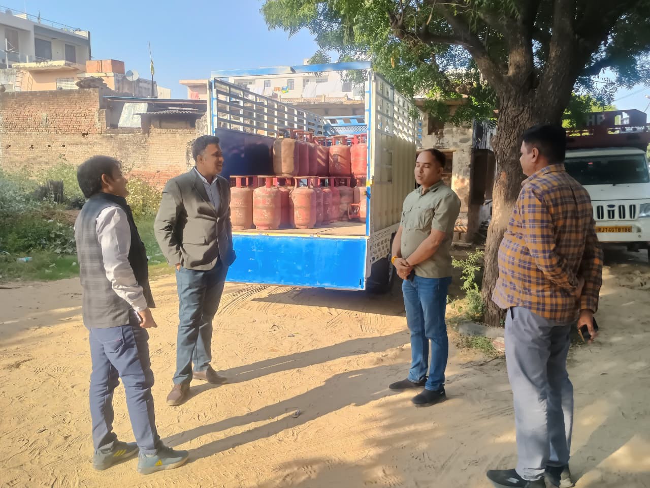 प्रवर्तन जांच दल और थाना मुहाना पुलिस टीम को बुलाकर संयुक्त कार्रवाई की गई।