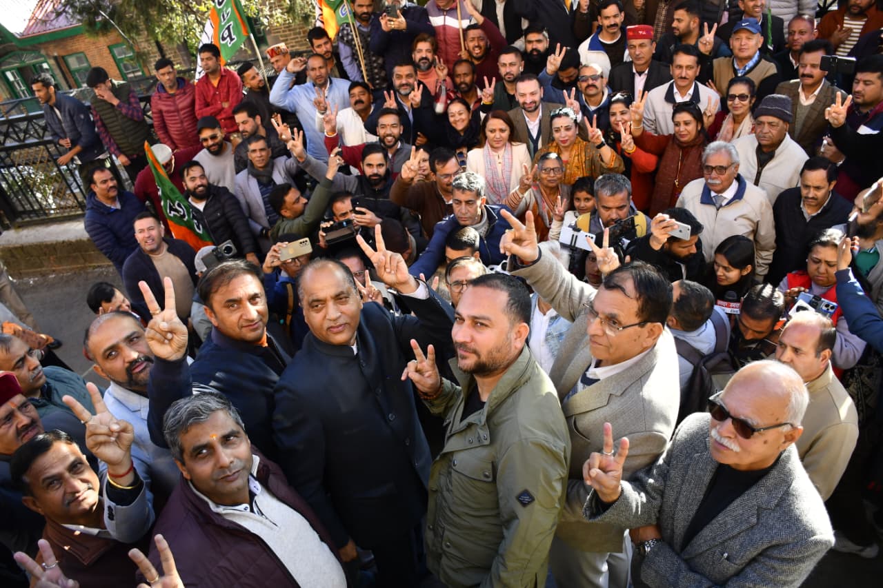 शिमला में बिहार में मिली जीत का जश्न मनाते हुए नेता प्रतिपक्ष जयराम, भाजपा नेता व वर्कर।