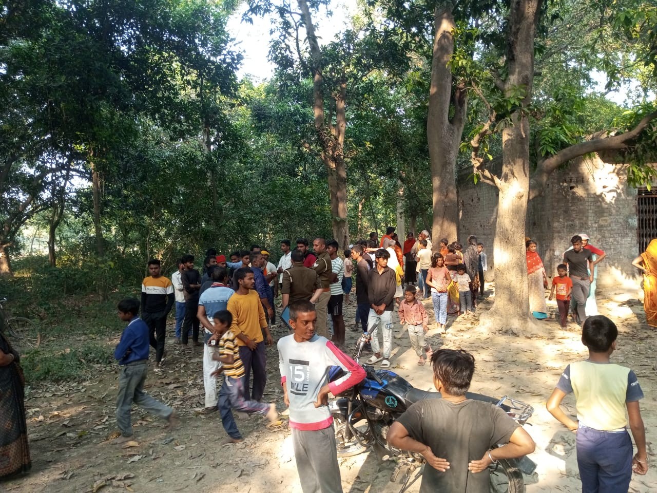 रोटावेटर में फंसकर 9 साल की बच्ची की मौत: मेंहदावल के सांडेकला गांव में खेत जुताई के दौरान हुआ हादसा - Sant Kabir Nagar News