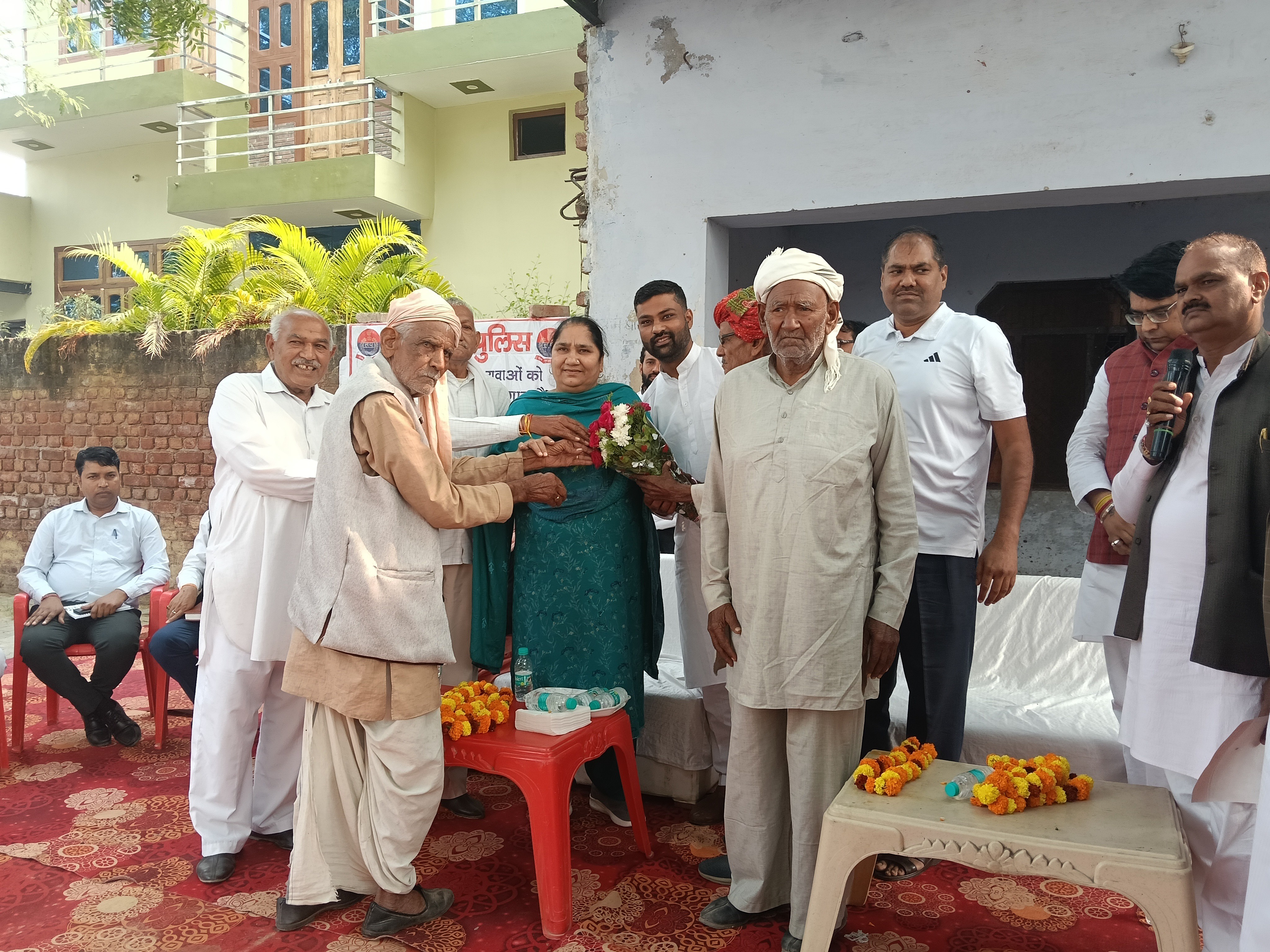 विधायक बिमला चौधरी का स्वागत करते हुए ग्रामीण।