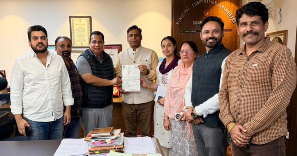 नगर निगम कमिश्नर अमित कुमार से मिलते हुए कांग्रेस के पार्षद।