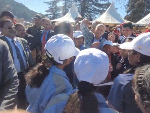 रिज पर सीएम सुक्खू बच्चों के साथ बाल दिवस मनाते हुए।