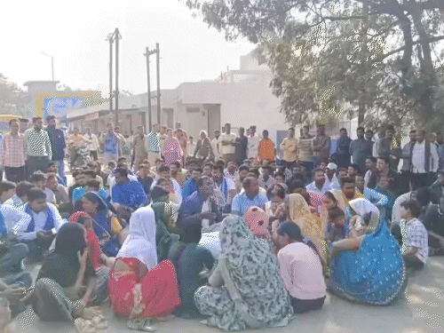 जांजगीर-चांपा जिले में तेज रफ्तार ट्रक की टक्कर से एक युवक की मौत हो गई। परिजनों ने प्रदर्शन किया।