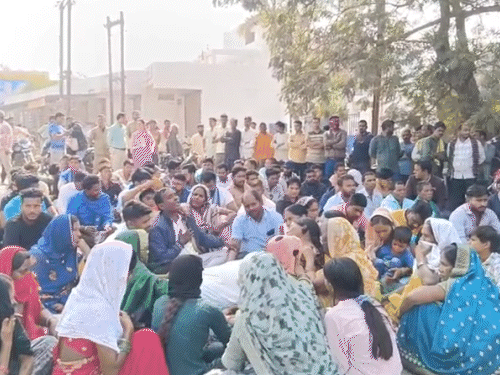 जांजगीर-चांपा जिले में हादसे में मौत के बाद परिजनों ने सड़क पर शव रखकर चक्काजाम किया।