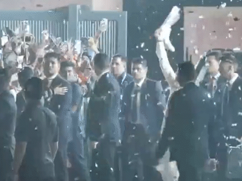 मोदी मफलर हलवत भाजप मुख्यालयात पोहोचले: मखान्याचा हार घातला, म्हणाले- बिहारच्या लोकांनी धमाल केली; टॉप मोमेंट्स पंतप्रधान मोदी भाजप मुख्यालयातील व्यासपीठावर मफलर हलवत पोहोचले. शेकडो कार्यकर्त्यांनीही मफलर हलवत घोषणा दिल्या.